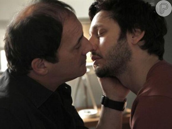 Caetano Veloso foi o cantor escolhido como trilha sonhora do beijo engre Guillermo (Julio Chávez) e Pedro (Benjamín Vicuña) na novela 'Farsantes', da Argentina
