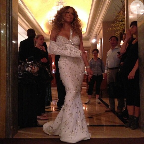 Mariah Carey usou tipoia com brilhos em show realizado em Nova York