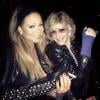 Com tipoia de spikes, Mariah Carey posa ao lado de Jane Fonda, também imobilizada