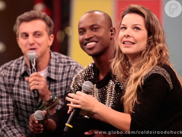 Luciano Huck anunciou o noivado de Thiaguinho e Fernanda no palco do 'Caldeirão'
