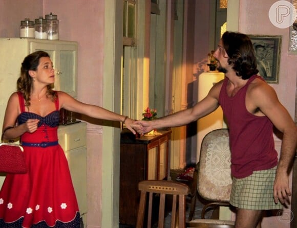 Adriana Esteves e Vladimir Brichta em cena na novela 'Kubanacan' (2003), que se passava nos anos 50 em uma ilha fictícia do Caribe
