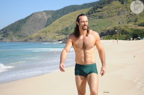 Em 'Pecado Mortal', Fernando Pavão interpreta o protagonista Carlão, um cara com estilo hippie que não fala muito sobre seu passado