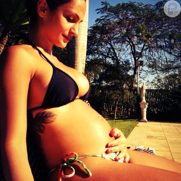 Renata Fontes, noiva de Adriano Imperador, mostra a barriguinha de grávida em rede social