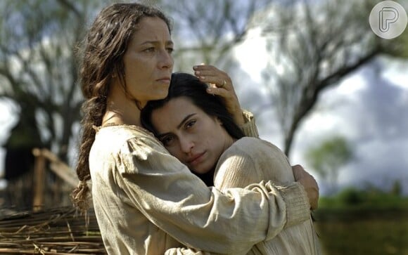 Cleo Pires ao lado da atriz Cyria Coentro, que interpreta a personagem Henriqueta no filme 'O Tempo e o Vento', mãe de Ana Terra