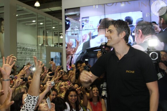 Reynaldo Gianecchini recebe o carinho das fãs na Beauty Fair, em São Paulo