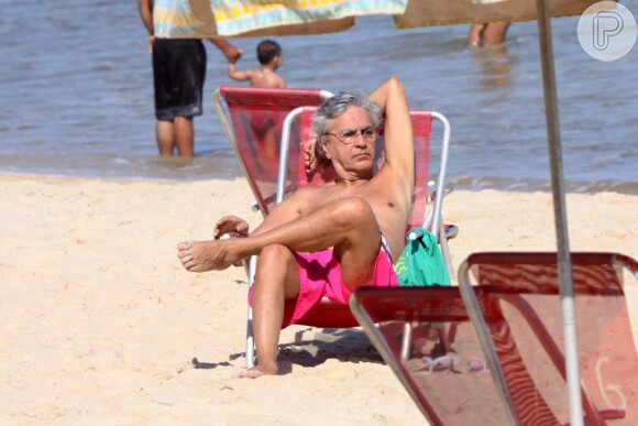 Caetano Veloso aproveitou bom tempo no Rio de Janeiro para ir a praia
