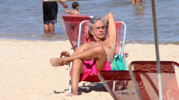 Caetano Veloso aproveita dia livre para relaxar e mergulhar em praia do Rio