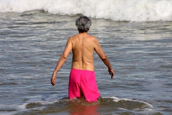 Caetano Veloso enfretou forte calor desta segunda-feira (9), na praia