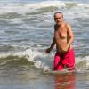 Caetano Veloso foi visto sem companhia na praia do Leblon, Zona Sul do Rio de Janeiro