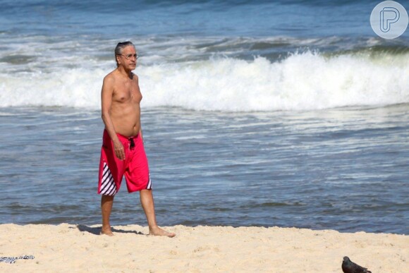 Depois de curtir banho de mar, Caetano Veloso caminhou pela orla