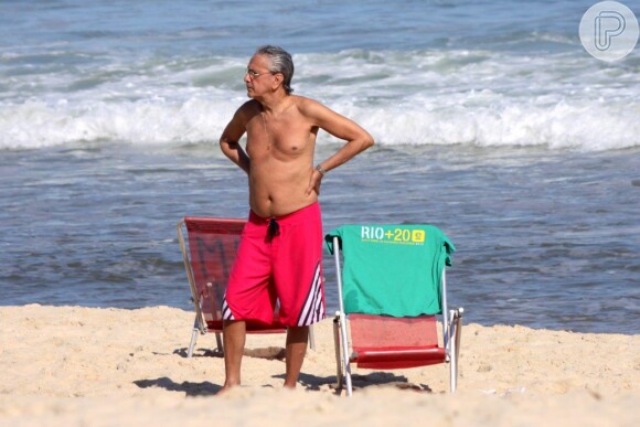 Caetano Veloso usou bermuda estilo surfista cor de rosa