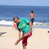 Após curtir programa típico de carioca, Caetano Veloso deixou a praia tranquilamente