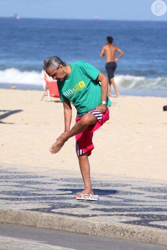 Após curtir programa típico de carioca, Caetano Veloso deixou a praia tranquilamente