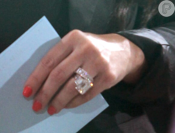 Anel de noivado de Kim Kardashian e Kris Humphries. Ex-marido da socialite vai leiloar e peça por R$ 1 milhão