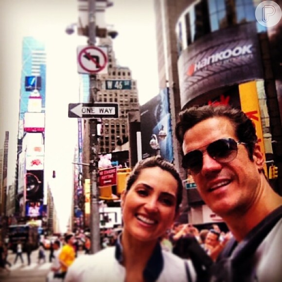 O ator Carlos Machado viajou para NY, onde se casou com a namorada Ivy Rocha