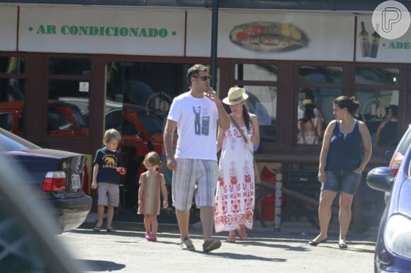 Thiago Larcerda sai de restaurante com a mulher e os filhos