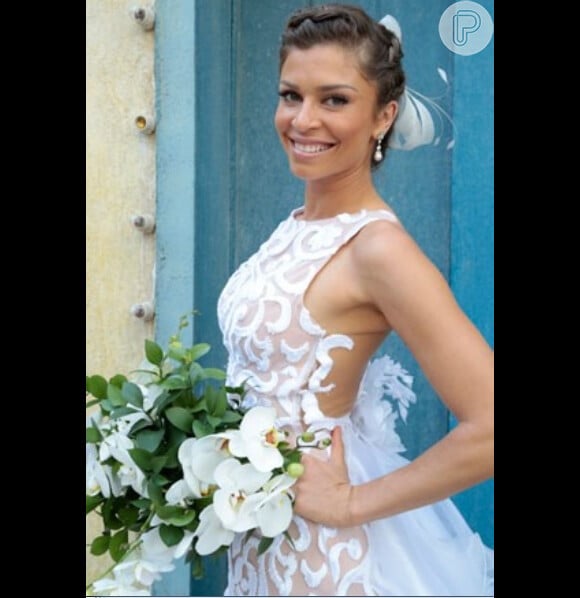 Ester (Grazi Massafera) se casa com Cassiano (Henri Castelli) em 'Flor do Caribe' usando vestido clássico rendado com decote reto