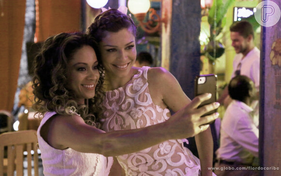 Cinara Leal tira foto no celular ao lado de Grazi Massafera, nos bastidores de 'Flor do Caribe'