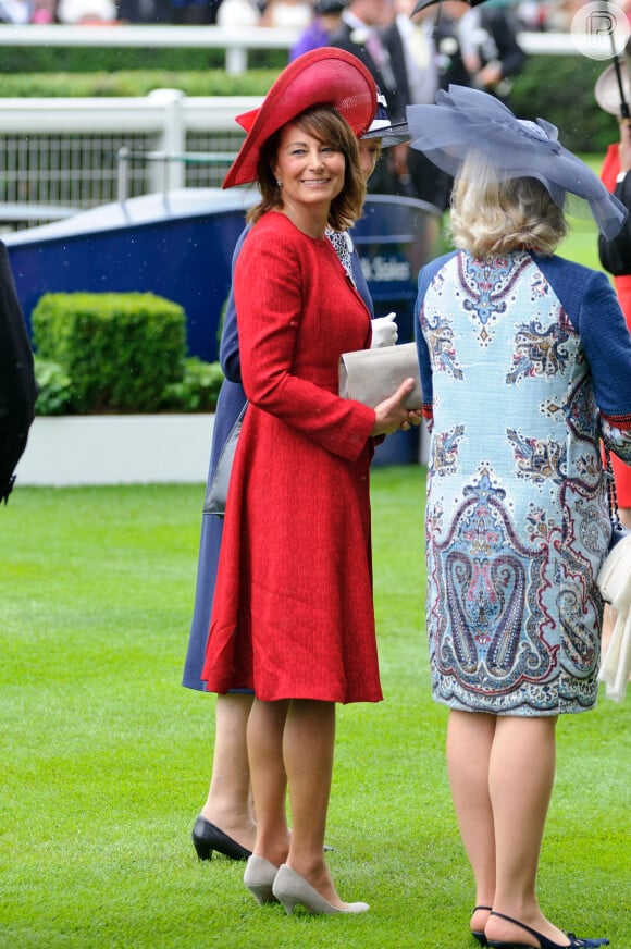 Mãe de Kate Middleton, Carole, é eleita mulher mais estilosa do Reino Unido