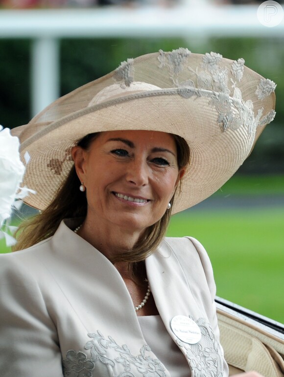 Carole Middleton, mãe da princesa de Cambridge, foi eleita a avó mais estilosa do Reino Unido superando Camilla Parker-Bowles, mulher de Príncipe Charles