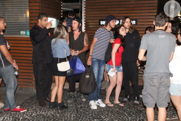 Jared Leto fotografou com os fãs.O 30 Seconds To Mars vai fazer um único show no Brasil e retorna para a Europa para participar do iTunes Festival