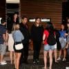 Jared Leto ainda bateu papo com os fãs por um tempo na porta do restaurante em que jantou no Rio