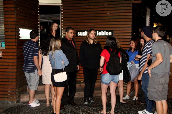 Jared Leto ainda bateu papo com os fãs por um tempo na porta do restaurante em que jantou no Rio
