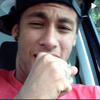 Neymar faz careta e dubla música de Thiaguinho em vídeo e posa sexy em foto