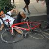 Paparazzo cai no chão com sua bicicleta após atropelar Nicole Kidman