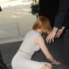 Nicole Kidman se apoia no chão após ser atropelada