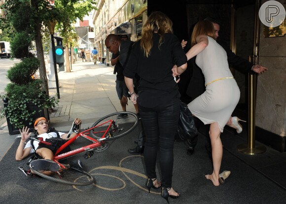 Nicole Kidman coloca um de seus sapatos após se atropelada
