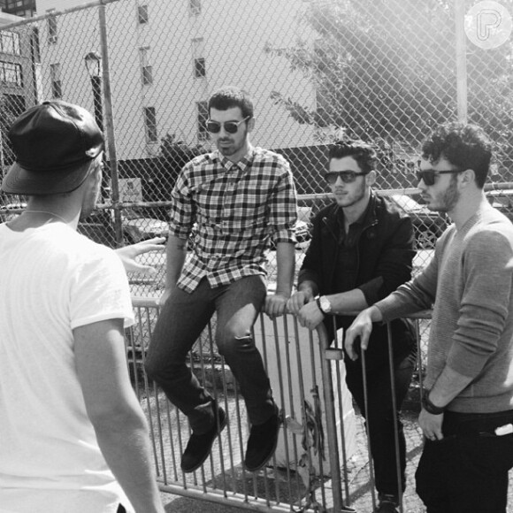 Os integrantes da banda Jonas Brothers fizeram uma sessão de fotos para uma revista gay em em sets improvisados na 'Semana de Moda de Nova York'