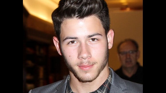 Nick Jonas completa 21 anos em turnê e vivendo romance com miss universo