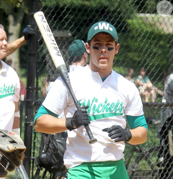 Uma das formas de Nick Jonas manter a boa forma é praticando esportes ao ar livre