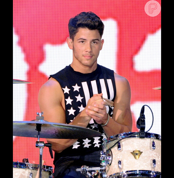 Nick Jonas, além de cantar, toca bateria em algumas das músicas da banda 'Jonas Brothers'