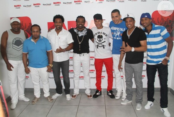 Neymar tira foto com os integrantes do grupo Revelação