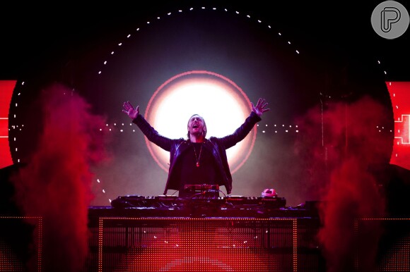 David Guetta comanda o público com um DJ Set, que é uma performance das suas pick-ups. Ele mixa e modifica as próprias músicas ao vivo