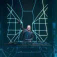 David Guetta também é adepto das mais diversas projeções nos vários painéis de LED espalhados pelo palco que ele se apresenta