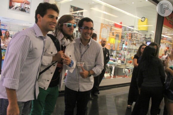 David Getta não passou desapercebido durante um passeio em um shopping do Rio de Janeiro e foi tietado pro fãs