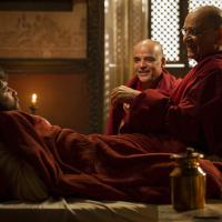 'Joia Rara': monges salvam Franz (Bruno Gagliasso) da morte no primeiro capítulo