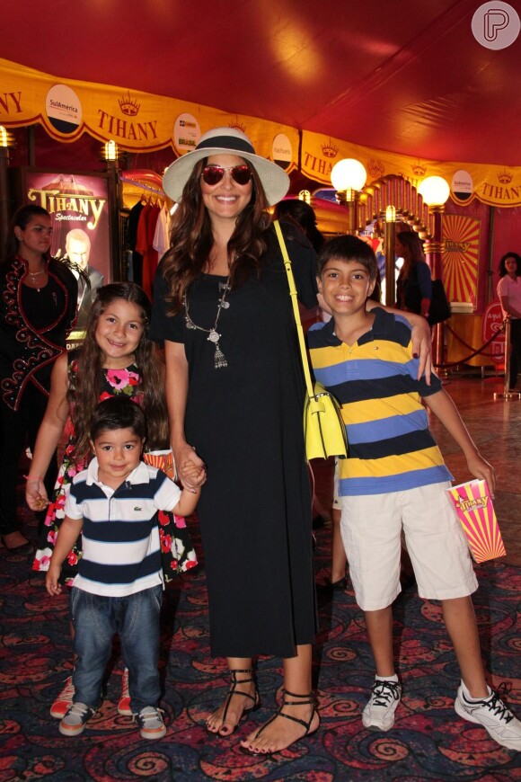 Juliana Paes se diverte com o filho Pedro e com os sobrinhos Larissa e Gabriel no circo
