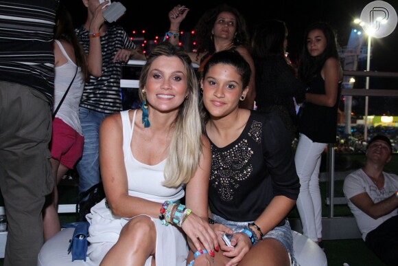 Giulia Costa, solteira, curte o Rock in Rio com a mãe, Flávia Alessandra