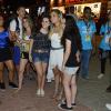Flávia Alessandra posa com fãs no Rock in Rio