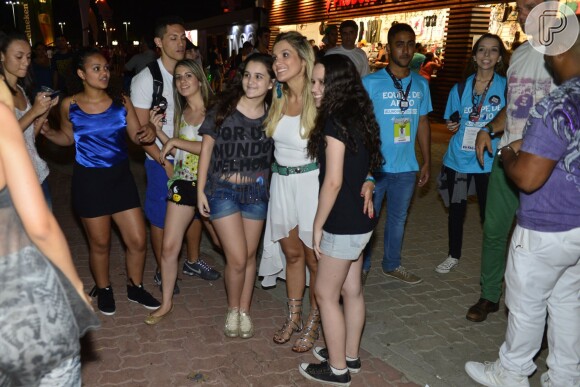 Flávia Alessandra posa com fãs no Rock in Rio