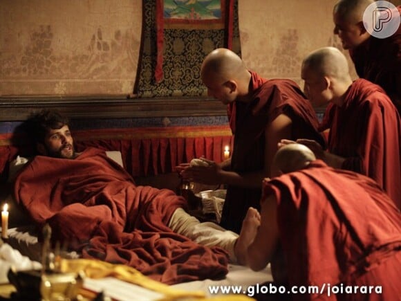 Franz (Bruno Gagliasso) será salvo por monges budistas no primeiro capítulo de 'Joia Rara', nesta segunda-feira (16)