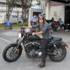 Bruno Gagliasso chega de moto para assistir ao primeiro capítulo de 'Joia Rara'