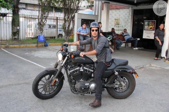 Bruno Gagliasso chega de moto para assistir ao primeiro capítulo de 'Joia Rara'