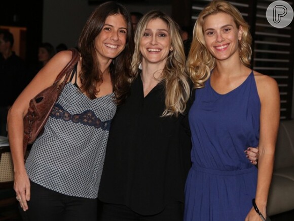 Carolina Dieckmann assiste ao primeiro capítulo de 'Joia Rara' com o elenco e as diretoras Joana jabace e Amora Mautner