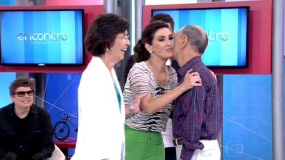 Fátima Bernardes comemora aniversário com os pais na plateia do 'Encontro'