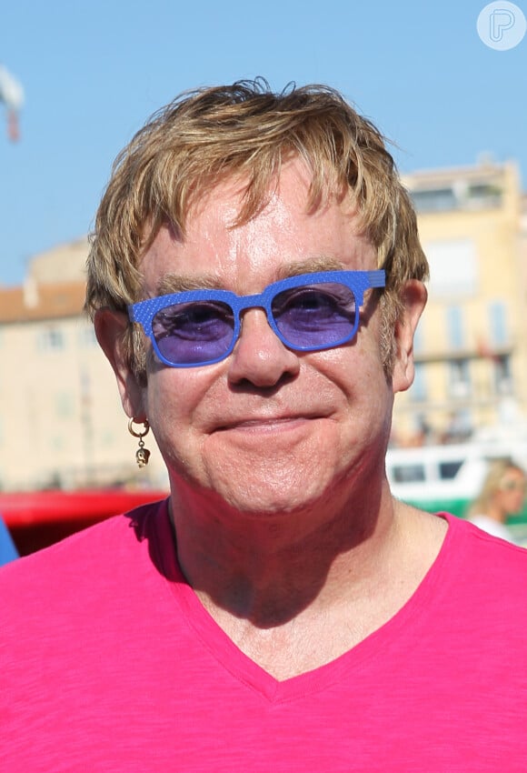 Elton John frequentou clínicas de reabilitação por diversas vezes. Ele era viciado em álcool e cocaína